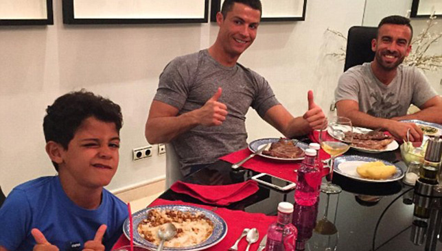 37F9C7BA00000578-3774801-Regufe_shares_a_meal_with_Cristiano_Junior_and_Ronaldo_a_picture-a-41_1473177978377