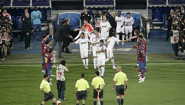 لاعبو برشلونة يحييون لاعبي ريال مدريد في ممر شرفي