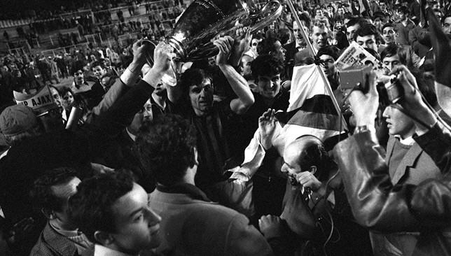 لاعبو ميلان الإيطالي يحتفلون بلقب دوري أبطال أوروبا في عام 1969
