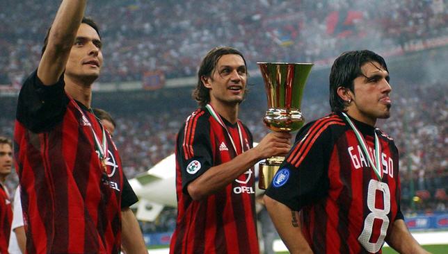 لاعبو ميلان الإيطالي يحتفلون بلقب الدوري الإيطالي في عام 2004