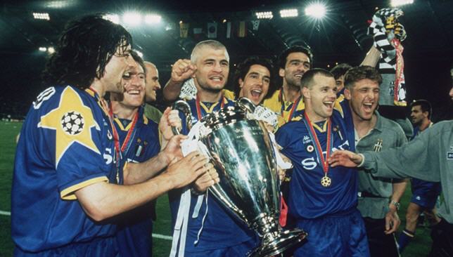لاعبو يوفنتوس يحتفلون بلقب دوري أبطال أوروبا في عام 1996