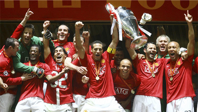 لاعب مانشستر يونايتد يحتفلون بلقب دوري أبطال أوروبا في عام 2008