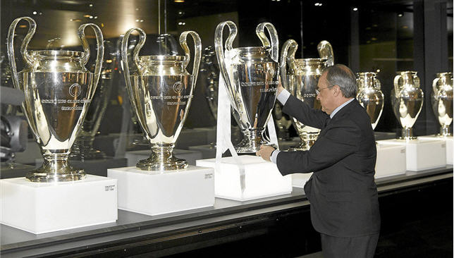 فلورنتينو بيريز يضع الكأس الحادي عشر لدوري أبطال أوروبا في متحف ريال مدريد
