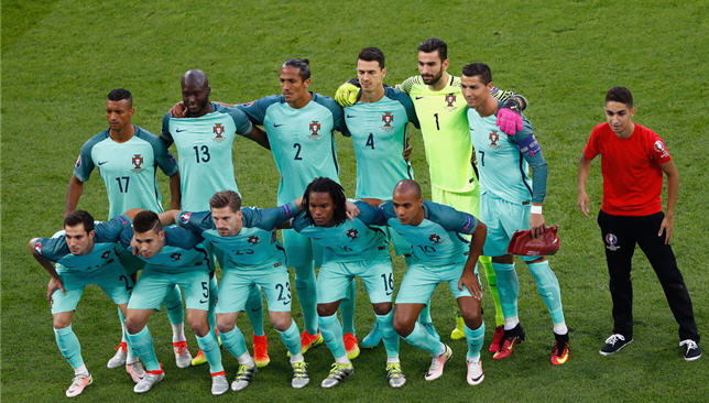 جامع الكرات يلتقط صورة مع المنتخب البرتغالي