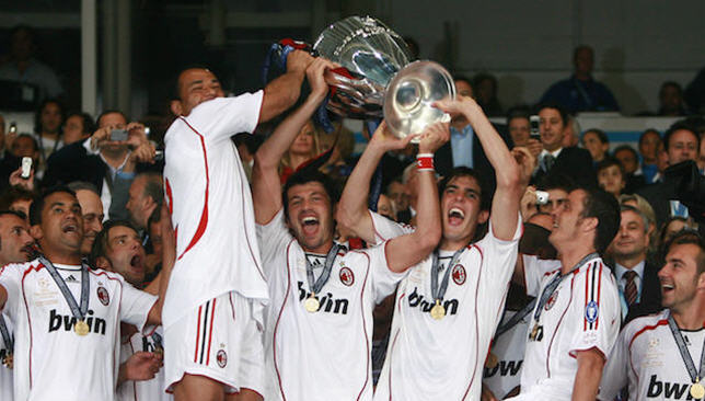 لاعبو ميلان الإيطالي يحتفلون بلقب دوري أبطال أوروبا في عام 2007