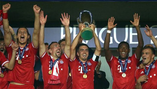 لاعبو بايرن ميونخ يحتفلون بلقب كأس السوبر الأوروبي في عام 2013