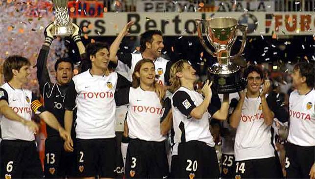 لاعبو فالنسيا يحتفلون بلقب الدوري الإسباني في عام 2004