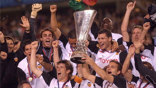 لاعبو فالنسيا يحتفلون بلقب كأس الاتحاد الأوروبي في عام 2004