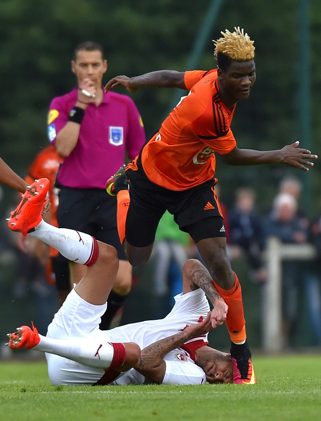 Bordeaux' French forward Jeremy Menez is injured by Lorient's Didier Ndong during the friendly football match Bordeaux vs Lorient on August 3, 2016 in Sarzeau, western France. / AFP / LOIC VENANCE (Photo credit should read LOIC VENANCE/AFP/Getty Images)