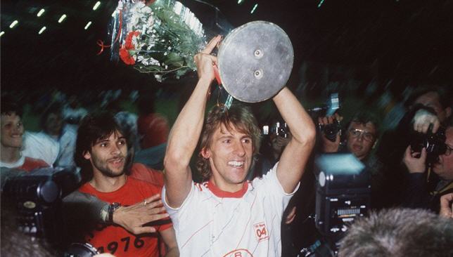باير ليفركوزن يحتفل بلقب كأس الاتحاد الأوروبي في عام 1988