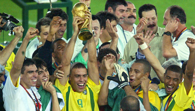 منتخب البرازيل يحقق لقب كأس العالم في عام 2002