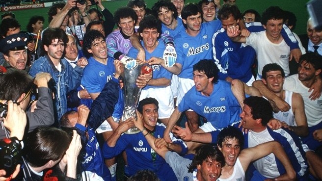 نابولي يحصل على كأس الاتحاد الأوروبي في عام 1989