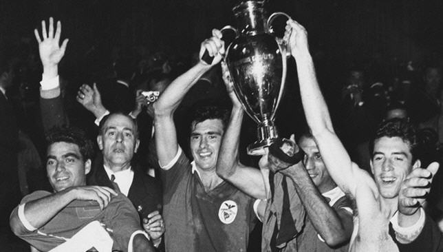 بنفيكا البرتغالي يحتفل بلقب دوري أبطال أوروبا في عام 1961