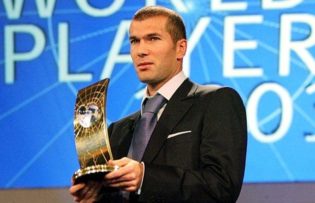 زيدان يحصل على جائزة أفضل لاعب في العالم المقدمة من الفيفا عام 2003