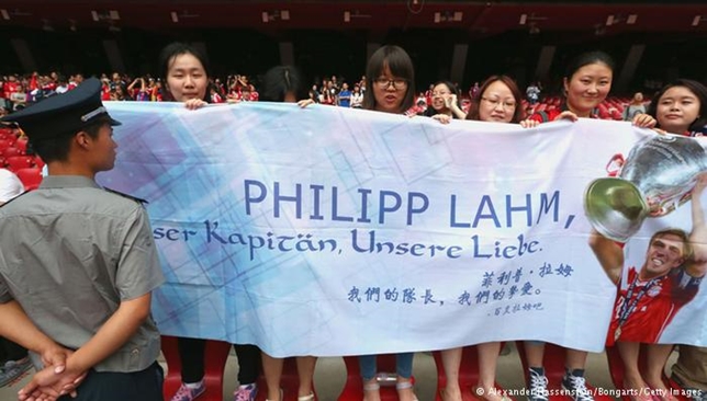 خلال زيارة بايرن ميونيخ للصين الصيف الماضي حملت جماهير صينية يافطات كتب عليها بالألمانية "فيليب لام، قائدنا وحبيبنا" 