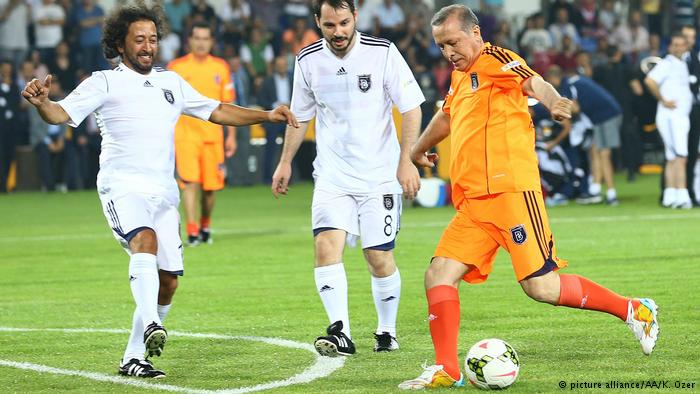 الرئيس التركي أردوغان سجل هاتريك في مباراة بمناسبة افتتاح ملعب فاتح تريم في يوليو/ تموز 2013 