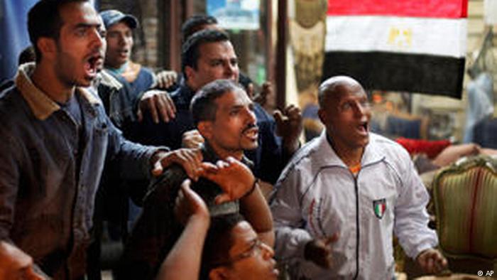 جماهير مصرية متحمسة خلال مشاهدة إحدى المباريات. لقد اتخذ رجال دولة مصريون الكرة وسيلة للتأثير على الرأي العام 