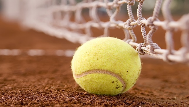 عند الإرسال في التنس يمسك اللاعب المضرب بين قبضة الضربة الأمامية والخلفية