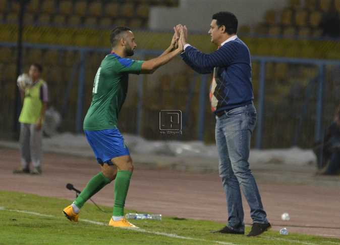 إحتفال إيهاب جلال مع لاعب المقاصة بعد تسجيله لهدف