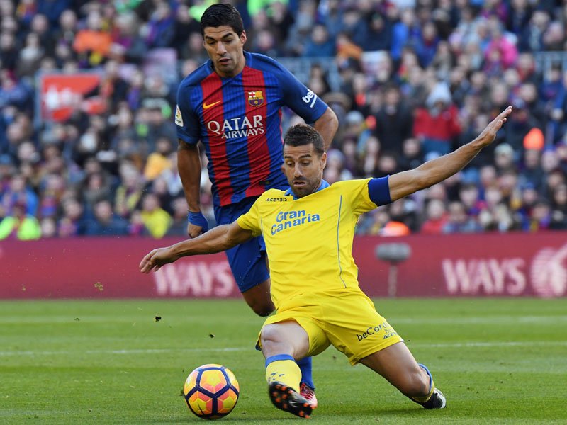 المدافع يقطع الكرة من لويس سواريز في مباراة برشلونة هذا الموسم