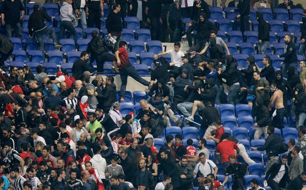 Besiktas-and-Lyon-fans-clash-in-the-stands (1)