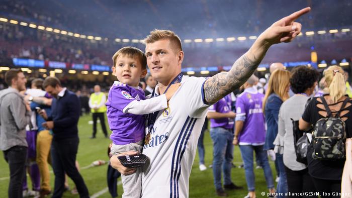 توني كروس يحمل طفله بعد فوز فريقه ريال مدريد بنهائي دوري أبطال أوروبا 2017 