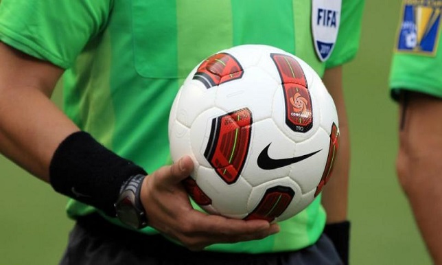 حكم صيني يخالف قانون كرة القدم لسبب غريب! - سبورت 360