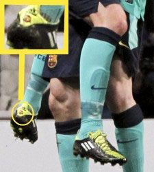 العلم الإسباني على حذاء لاعبي برشلونة