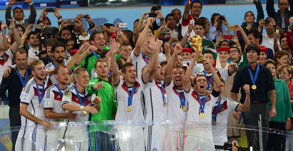 Philipp_Lahm_lifts_the_2014_FIFA_World_Cup