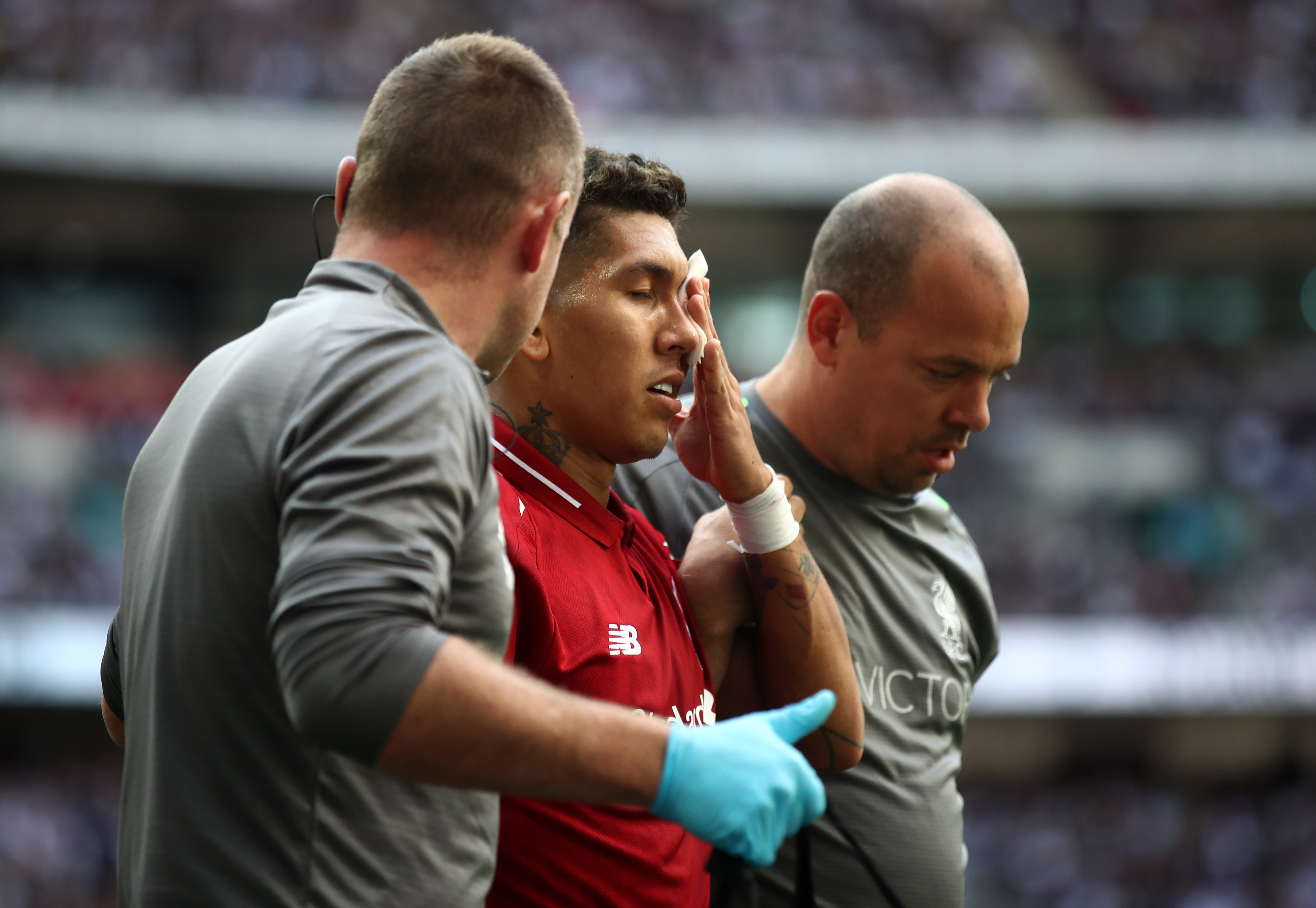 LONDON, ENGLAND - SEPTEMBER 15:  Roberto Firmino of Liverpool leaves the pitch injured during the Premier League match between Tottenham Hotspur and Liverpool FC at Wembley Stadium on September 15, 2018 in London, United Kingdom.  (Photo by Julian Finney/Getty Images)