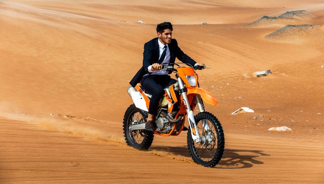 ركوب عالي: عمر فاروق يتحدى صحراء دبي