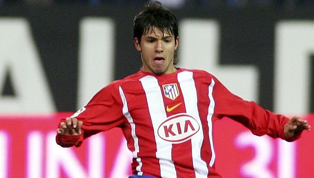 أجويرو حينما كان لاعبًا في أتلتيكو مدريد