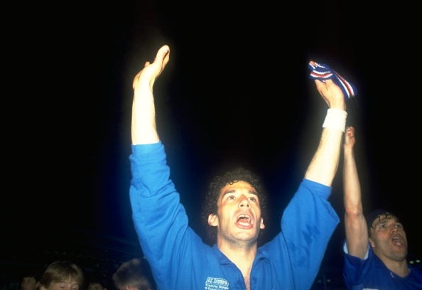 فيالي يحتفل بفوز سامبدوريا بكأس الكؤوس الأوروبية 1992 قبل أن يفز مع يوفنتوس بدوري الأبطال 1996