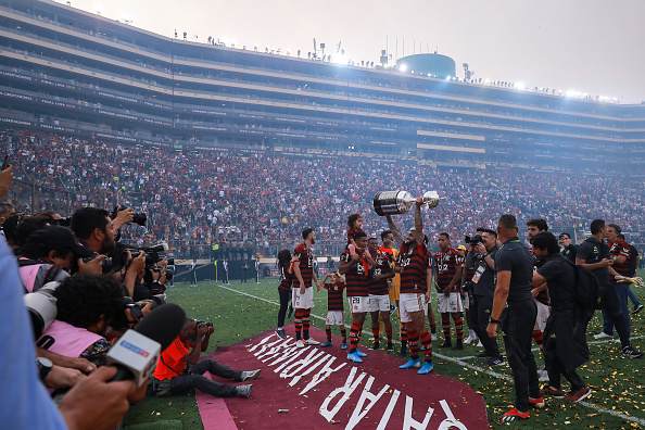 باربوسا هداف الفريق يرفع كأس الليبرتادوريس على ملعب المونتيمنتال في بيرو