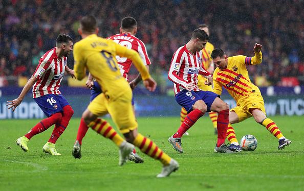 ليونيل ميسي في مواجهة لاعبي أتلتيكو مدريد