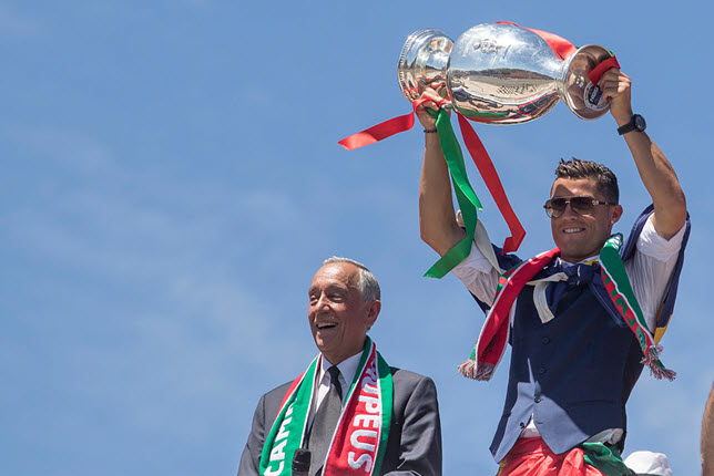 كريستيانو رونالدو يتوج بلقب يورو 2016