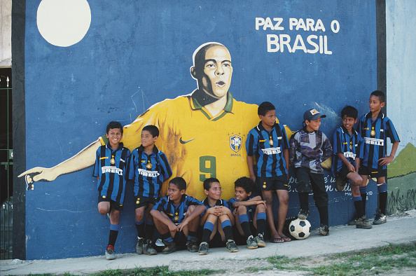 مجموعة من الأطفال في البرازيل يلتفون حول صورة الفينومينو رونالدو