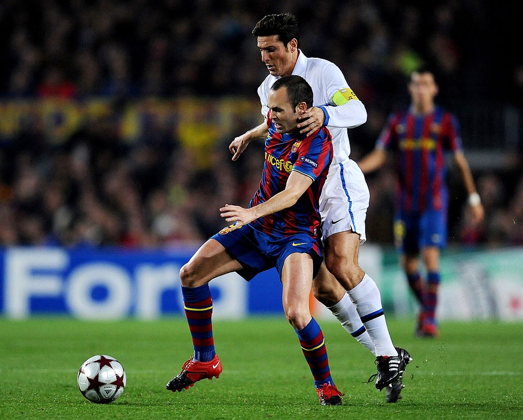 BARCELONA, SPAIN - NOVEMBER 24: Andres Iniesta (L) of FC Barcelona competes for the ball with Javier Zanetti captain of Inter Milan during the UEFA Champions League group F match between FC Barcelona and Inter Milan at the Camp Nou Stadium on November 24, 2009 in Barcelona, Spain. Barcelona won the match 2-0. (Photo by Jasper Juinen/Getty Images)