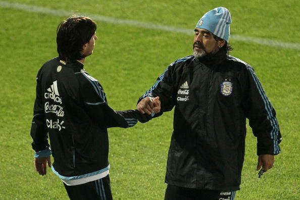 مارادونا أثناء توليه تدريب المنتخب الأرجنتيني في كأس العالم 2010 يصافح ميسي
