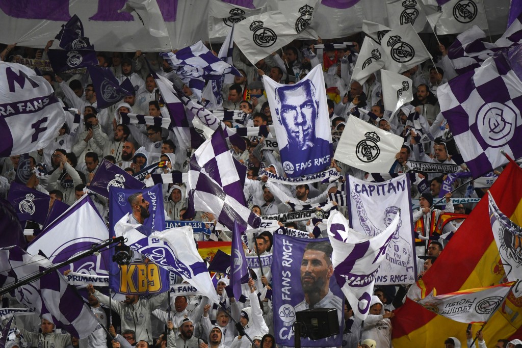 جمهور ريال مدريد يرفع أعلاماً وصوراً (Getty Images)