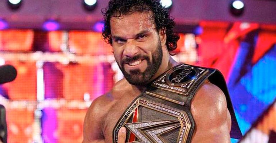 Jinder-Mahal-Holding-WWE-Championship-On-Ramp