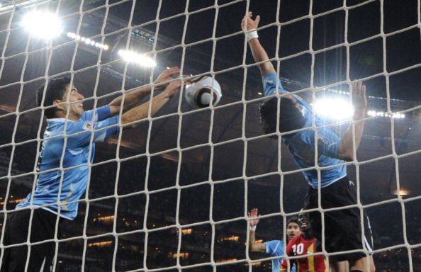 سواريز ولقطة إبعاد الكرة باليد من مونديال 2010