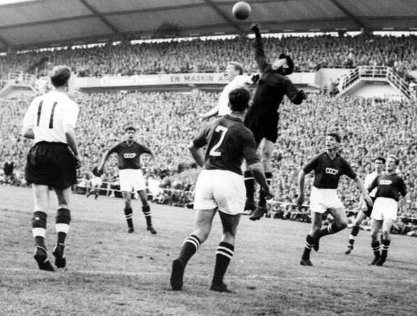 أسطورة الحراسة خلال كأس العالم 1958 في مباراة روسيا ضد إنجلترا