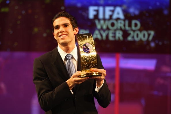 كاكا مع جائزة أفضل لاعب في العالم من الفيفا عام 2007