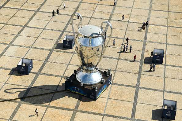 تجسيد ضخم للكأس ذات الأذنين قبل نهائي دوري أبطال أوروبا في كييف قبل عامين