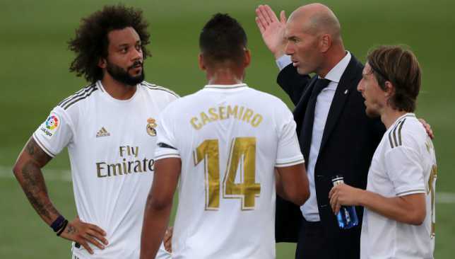 زين الدين زيدان ولاعبي ريال مدريد 