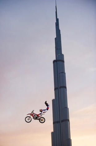 القفز بالدراجة الناريّة أمام البرج جولة ريد بُل إكس فايترز العالمية دبي 2013