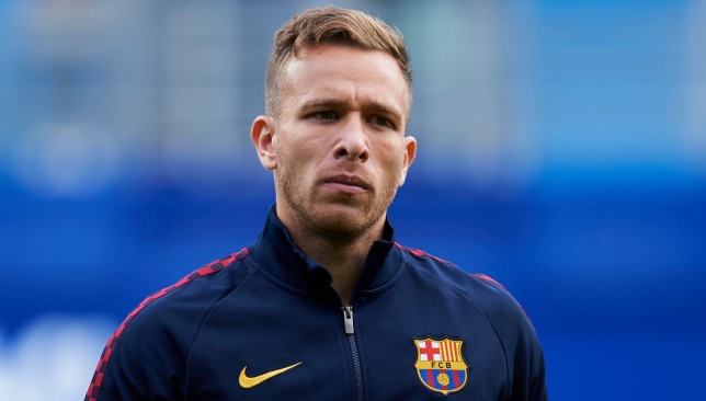 أرتور يستبعد نفسه من مباراة برشلونة ضد ألافيس 
