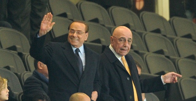 سيلفيو برلسكوني مالك ورئيس ميلان سابقًا رفقة صديقة والمدير العام أدريانو جالياني